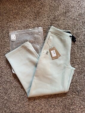 On Cloud Focus Tech Sweatpants